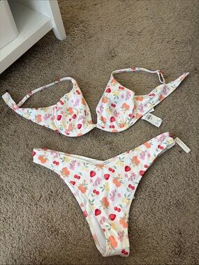 Hollister Ribbed Strawberry & Peach Print Bikini Set.NWT Size XL.Open to offers!